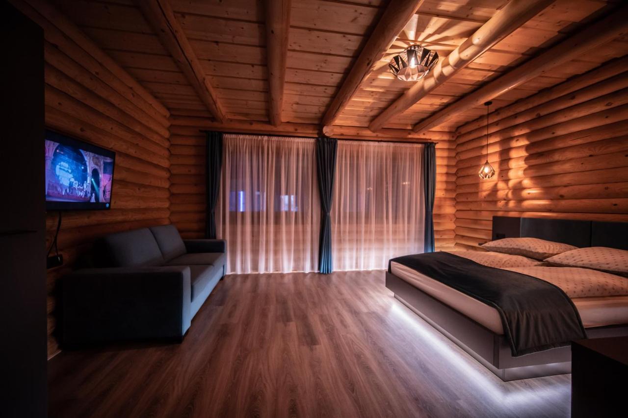 Mitosz Apartman Gyomaendrod Luaran gambar