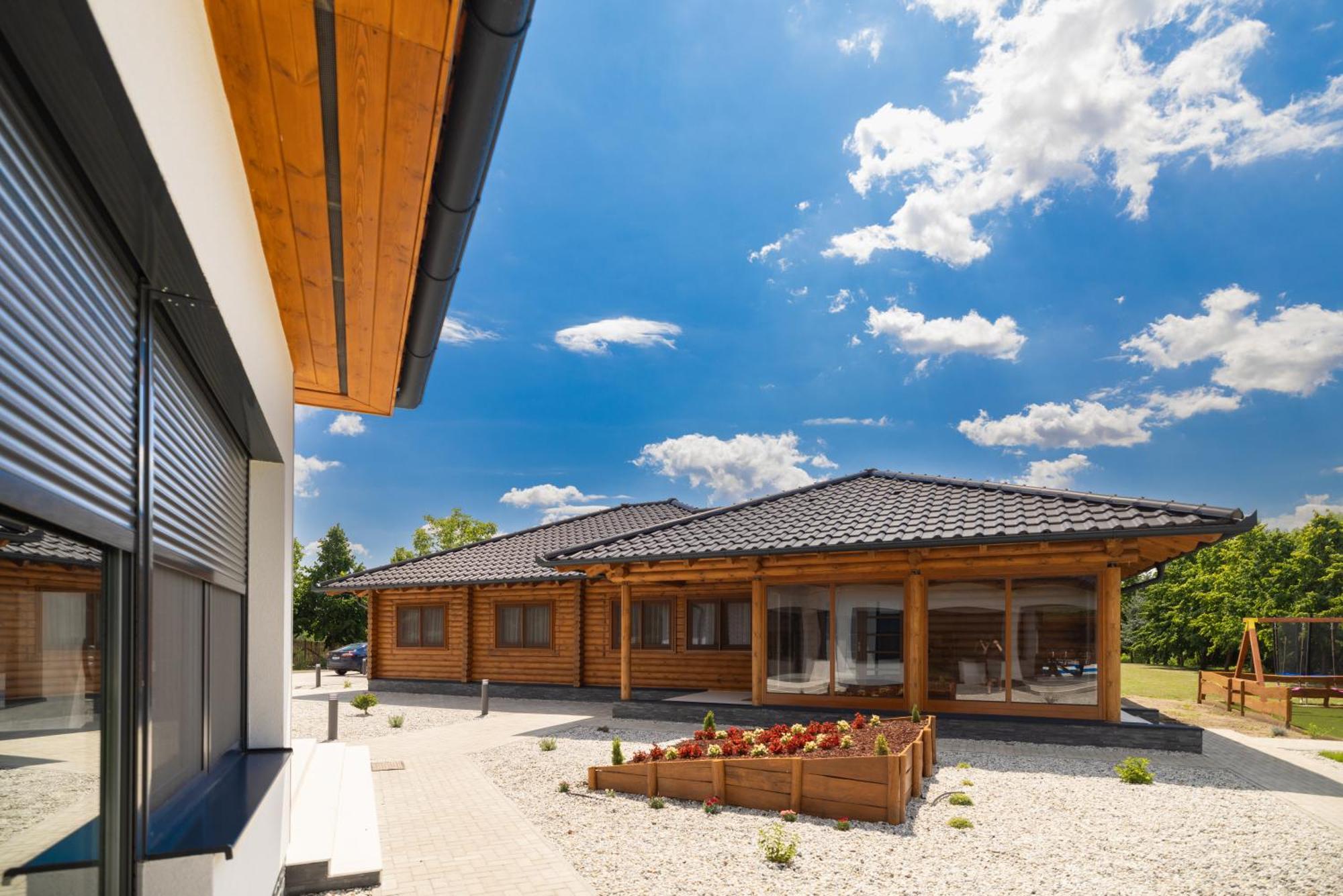 Mitosz Apartman Gyomaendrod Luaran gambar